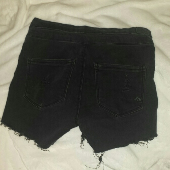 Distressed shorts - Picture 2 of 2